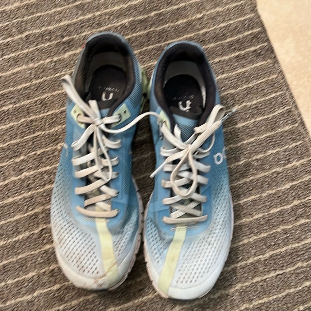 On Cloud, Size 9 - image 1